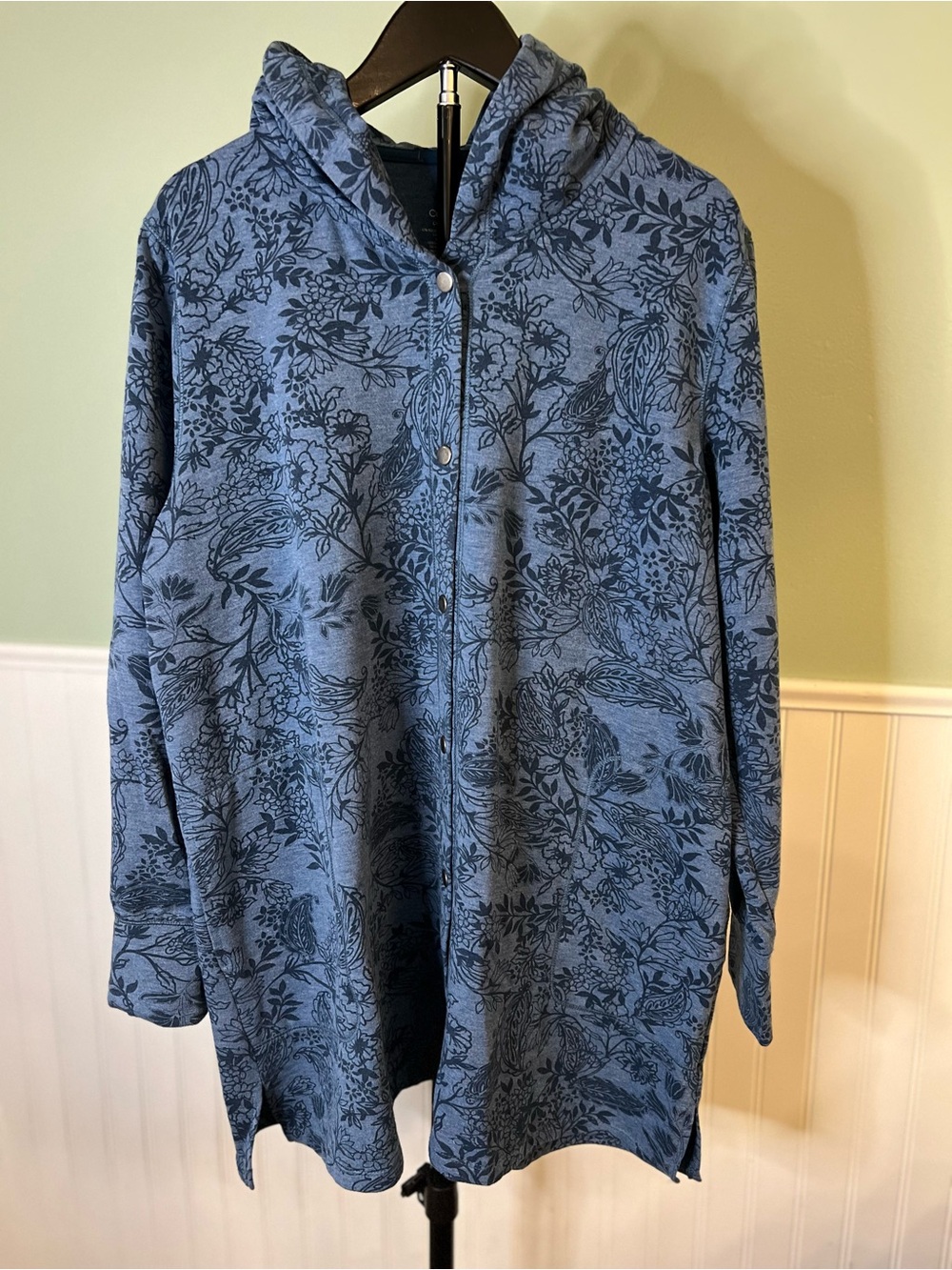 Like New- Cuddl Duds Blue Floral Hooded Snap-Front Jacket. Size L